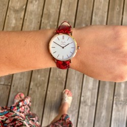 Montre Montre Femme La Véritable bracelet cuir python rouge fond bl...