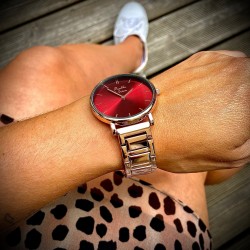 Montre Montre mixte L'Intemporelle dorée rose fond rouge par Menthe...