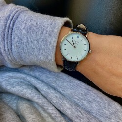 Montre Montre Femme La Véritable bracelet cuir python noir fond bla...