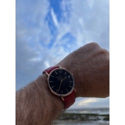 La Véritable Homme bracelet cuir rouge fond noir rose dorée