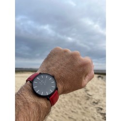 Montre Montre Homme La Véritable bracelet cuir rouge fond noir fini...