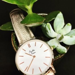 Montre Montre Femme La Véritable bracelet cuir argenté fond blanc c...