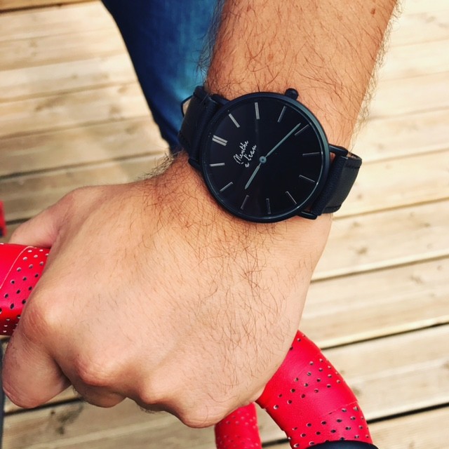 Montre Montre Homme La Véritable bracelet cuir noir fond noir