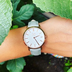 La Véritable F cuir vert d'eau fond blanc rg