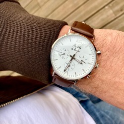 La Précise Homme bracelet cuir marron fond blanc chromée